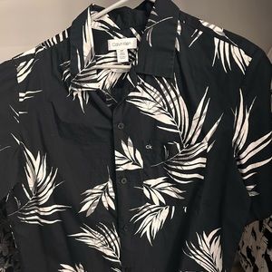 CALVIN KLEIN DRESS SHIRT — MEDIUM